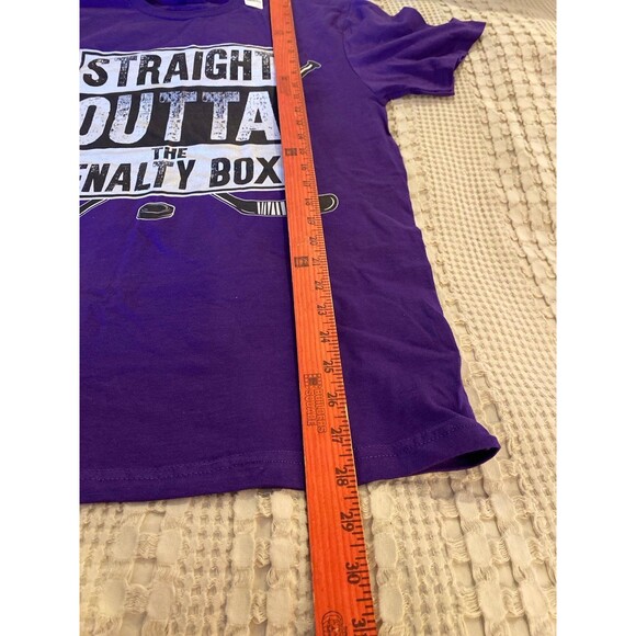 Gildan Hockey T Shirt NEW  Purple  Men’s Medium “Straight Outta The Penalty Box” - Picture 7 of 7